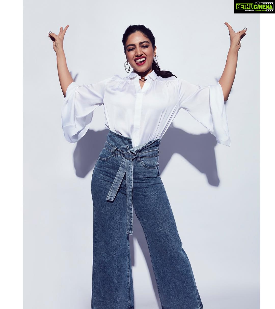 Bhumi Pednekar Instagram - Happy papy promoting #sonchiriya ❤️ Styled by @aasthasharma @aditiagrawal12 Hair @marcepedrozo Makeup @13kavitadas Team @crastosuzan @hmehta75 #sonchiriyapromotions #stylefile #love #noblues #denim