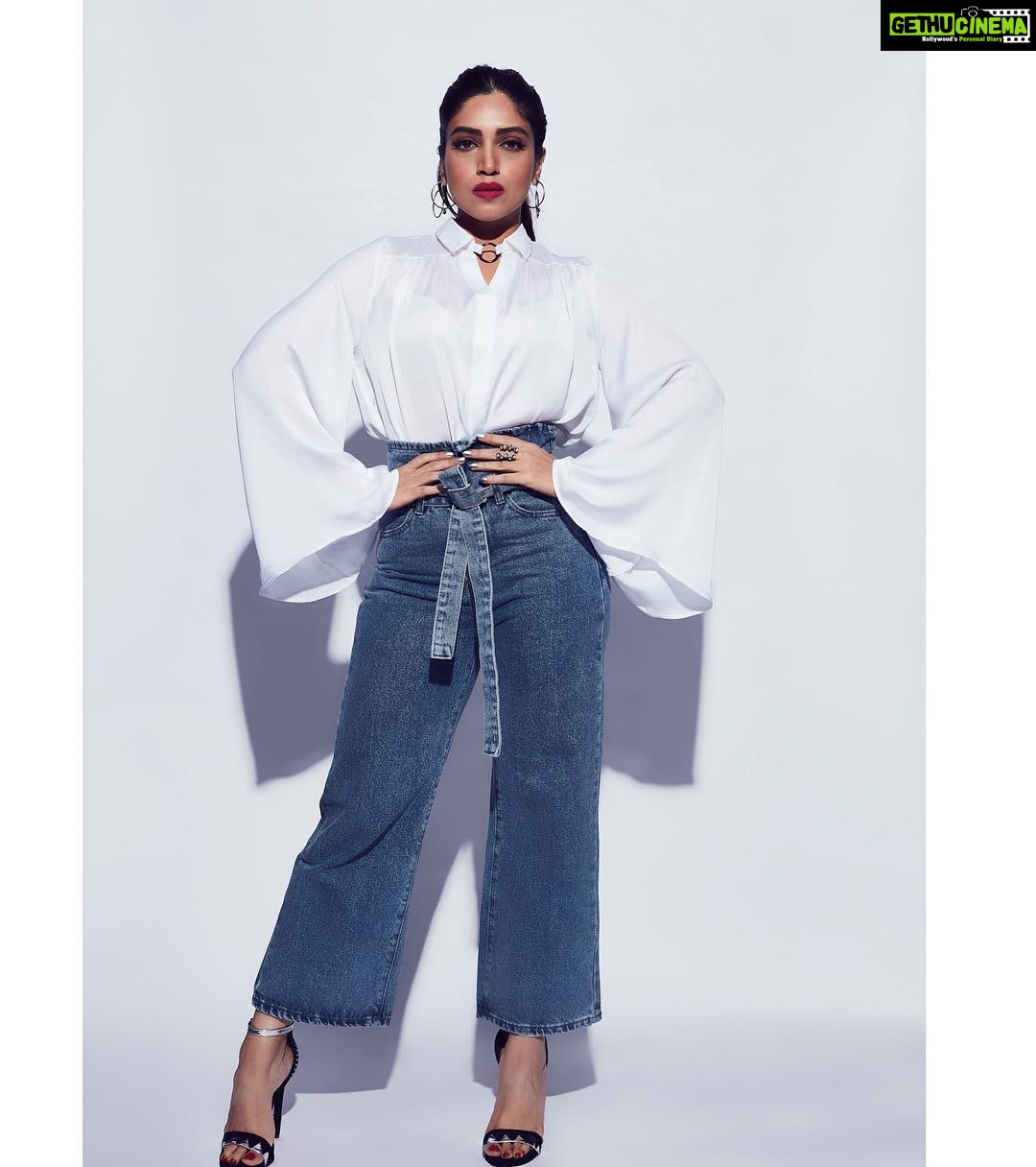 Bhumi Pednekar Instagram - Happy papy promoting #sonchiriya ❤️ Styled by @aasthasharma @aditiagrawal12 Hair @marcepedrozo Makeup @13kavitadas Team @crastosuzan @hmehta75 #sonchiriyapromotions #stylefile #love #noblues #denim