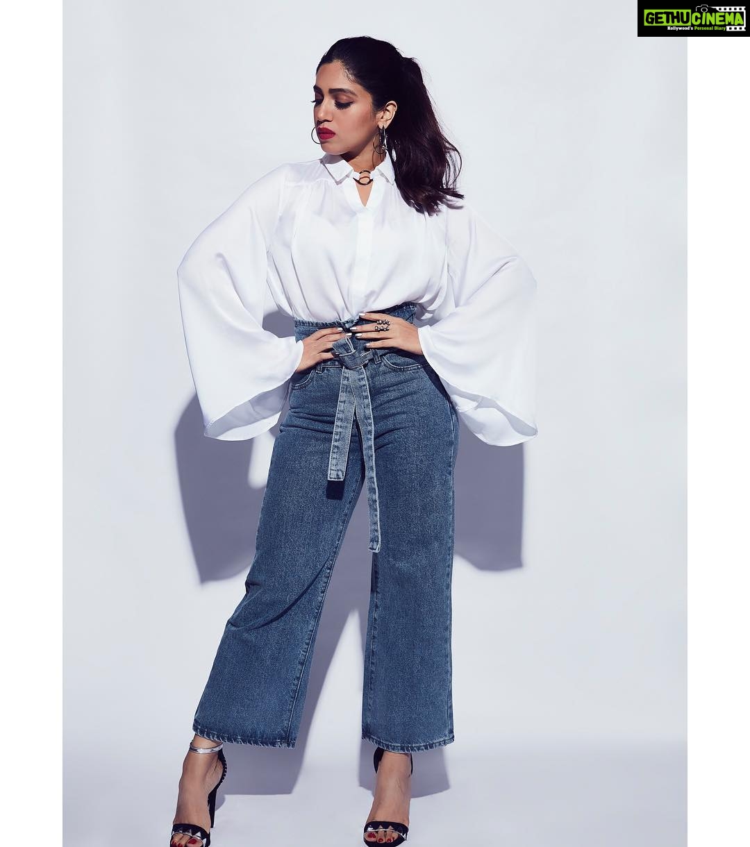 Bhumi Pednekar Instagram - Happy papy promoting #sonchiriya ❤️ Styled by @aasthasharma @aditiagrawal12 Hair @marcepedrozo Makeup @13kavitadas Team @crastosuzan @hmehta75 #sonchiriyapromotions #stylefile #love #noblues #denim