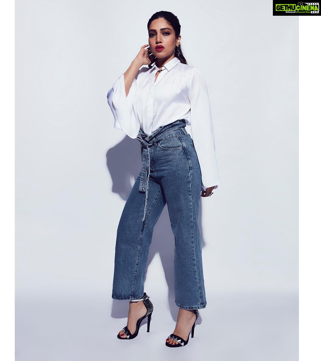 Bhumi Pednekar Instagram - Happy papy promoting #sonchiriya ❤️ Styled by @aasthasharma @aditiagrawal12 Hair @marcepedrozo Makeup @13kavitadas Team @crastosuzan @hmehta75 #sonchiriyapromotions #stylefile #love #noblues #denim