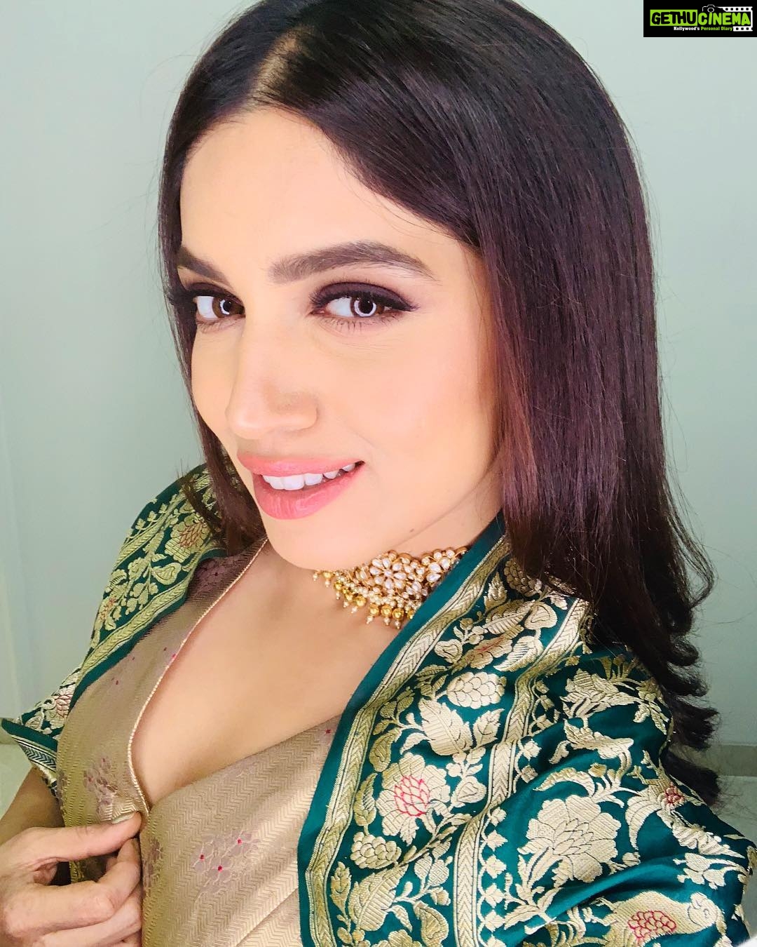 Bhumi Pednekar Instagram - ✋🏻weekend #friyay #goodmorning #hello