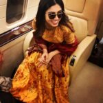 Bhumi Pednekar Instagram - Yellow yellow not a dirty fellow 😝 photo courtesy @ektaravikapoor who is a natural at these candid ones 😘😘😘😘 Best best best 😝 Wearing @ekayabanaras Styled by @sukritigrover Hair and makeup @hairstories_byseema @13kavitadas ❤️