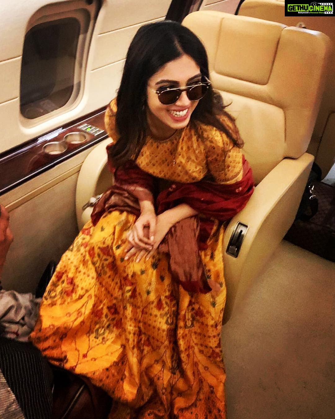 Bhumi Pednekar Instagram - Yellow yellow not a dirty fellow π photo courtesy @ektaravikapoor who is a natural at these candid ones ππππ Best best best π Wearing @ekayabanaras Styled by @sukritigrover Hair and makeup @hairstories_byseema @13kavitadas β€οΈ