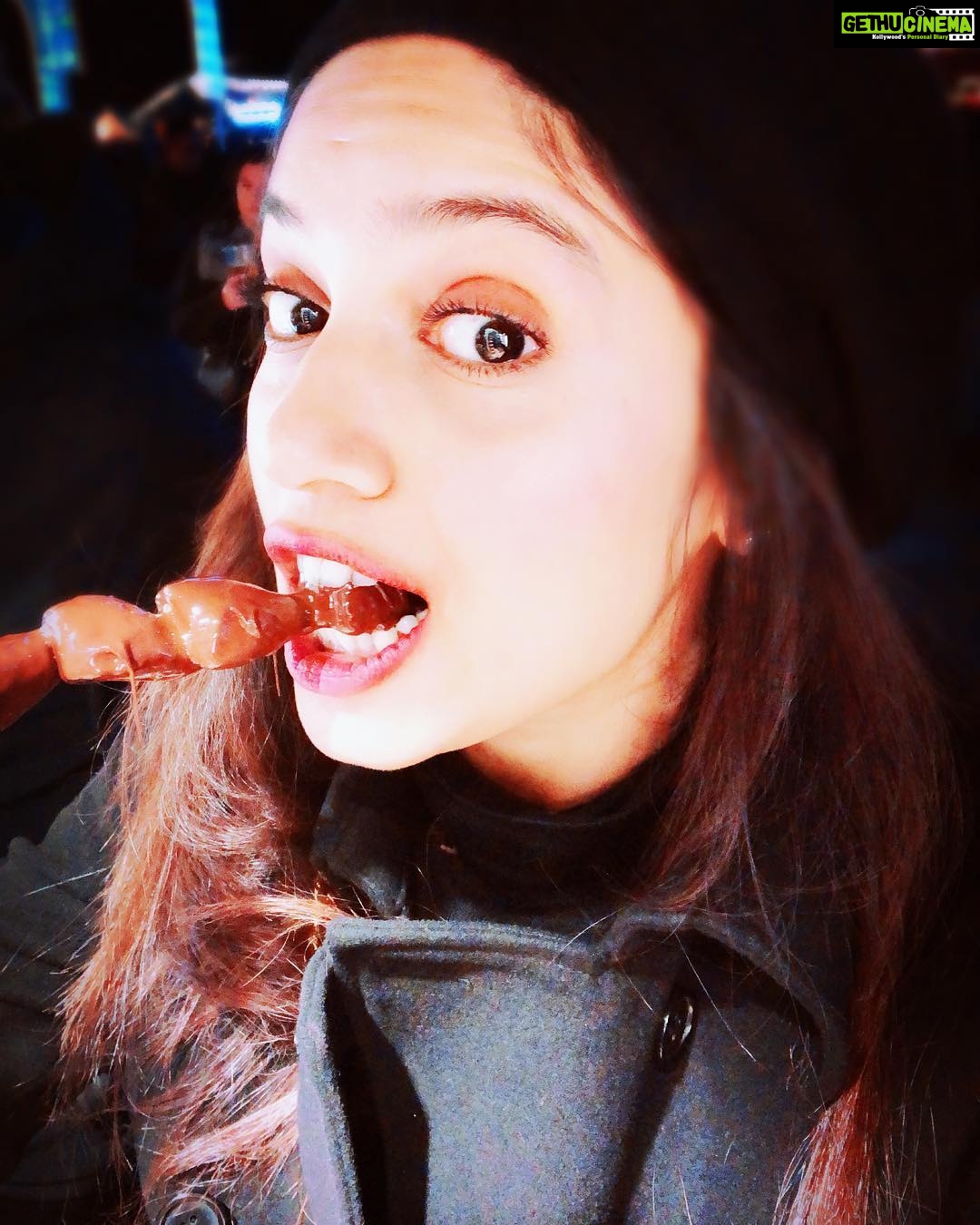Bhumi Pednekar Instagram - Chocolate makes your clothes shrink but who cares 😁 #bptravels #london #winterwonderland #love #chocolate #strawberries #saturday