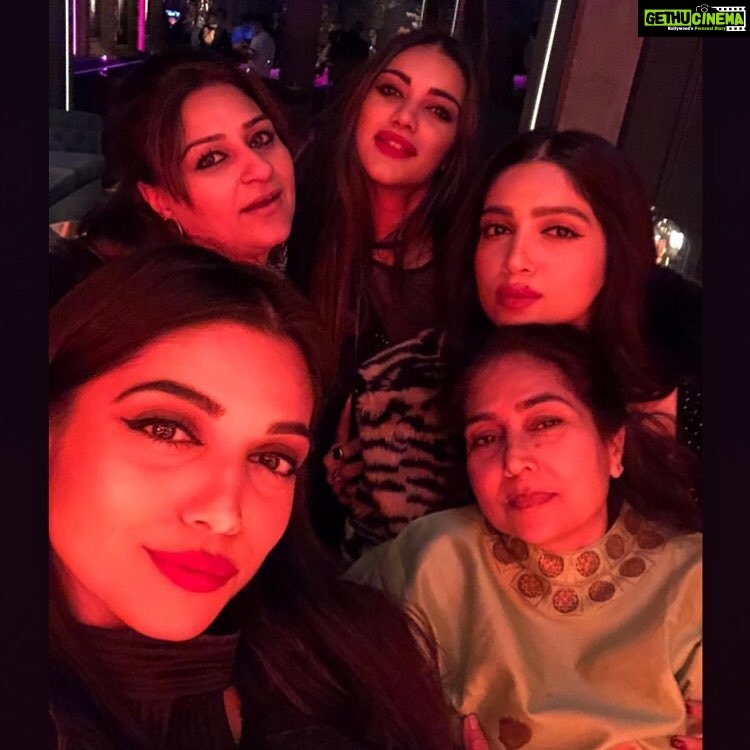 Bhumi Pednekar Instagram - This is us ๐ฉโ๐ฉโ๐งโ๐ง Happy new year 2019 โค๏ธ #london #ny2019 #love #gratitude #lafamilia