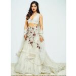 Bhumi Pednekar Instagram - Cause I want to sparkle through life✨ Last night wearing @dollyjstudio @mahesh_notandass Bag @ru.saru ❤️ Clicked by @kunalgupta91 Styled by @sukritigrover Assisted by @sanakhan.z @piasinha Makeup @13kavitadas Hair @hairstories_byseema #priyankaandnick #nickyanka ❤️
