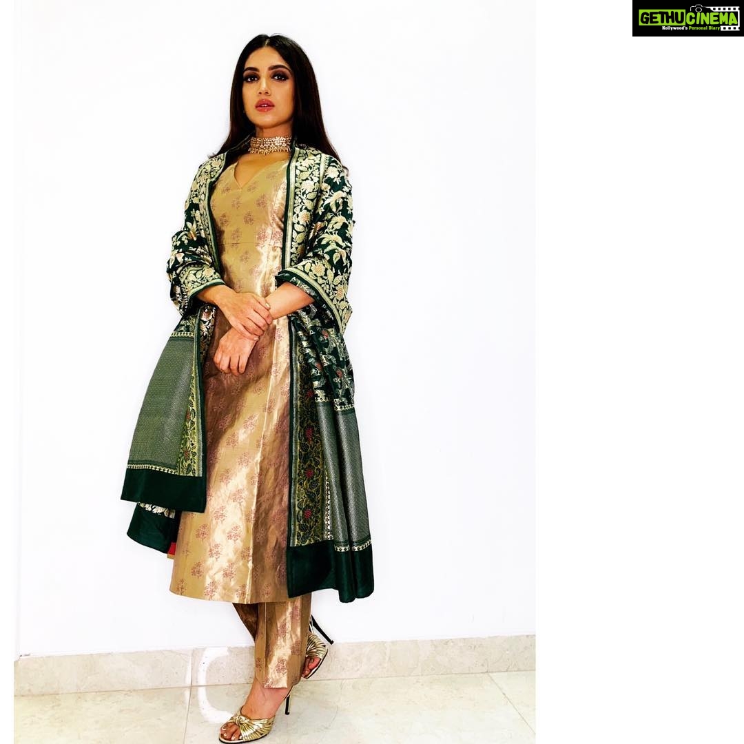 Bhumi Pednekar Instagram - Gold and Green ✨ So pretty ❤️ Dressed tonight for the #lokmatmoststylish awards wearing @kshitijjalori @roopavohrafinejewellery @intoto.in Styled by @manekaharisinghani Makeup @sonicsmakeup Hair @hairstories_byseema Team @hmehta75