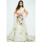 Bhumi Pednekar Instagram - Cause I want to sparkle through life✨ Last night wearing @dollyjstudio @mahesh_notandass Bag @ru.saru ❤️ Clicked by @kunalgupta91 Styled by @sukritigrover Assisted by @sanakhan.z @piasinha Makeup @13kavitadas Hair @hairstories_byseema #priyankaandnick #nickyanka ❤️