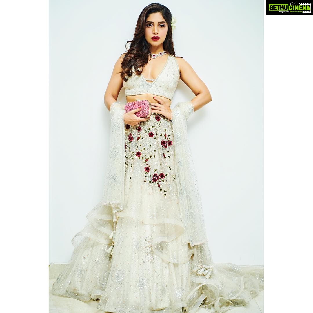 Bhumi Pednekar Instagram - Cause I want to sparkle through life✨ Last night wearing @dollyjstudio @mahesh_notandass Bag @ru.saru ❤️ Clicked by @kunalgupta91 Styled by @sukritigrover Assisted by @sanakhan.z @piasinha Makeup @13kavitadas Hair @hairstories_byseema #priyankaandnick #nickyanka ❤️