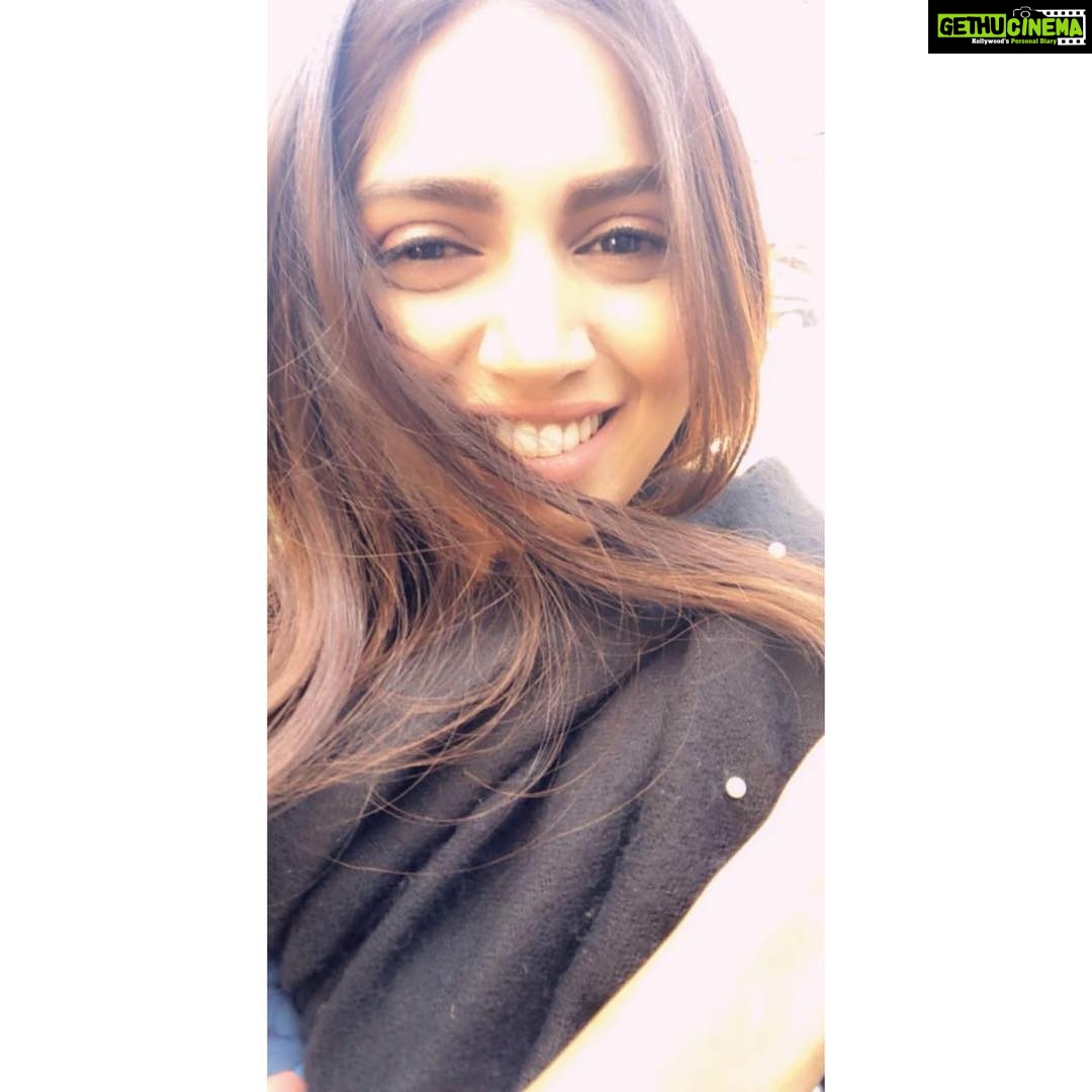 Bhumi Pednekar Instagram - Have a happy bright day 😘