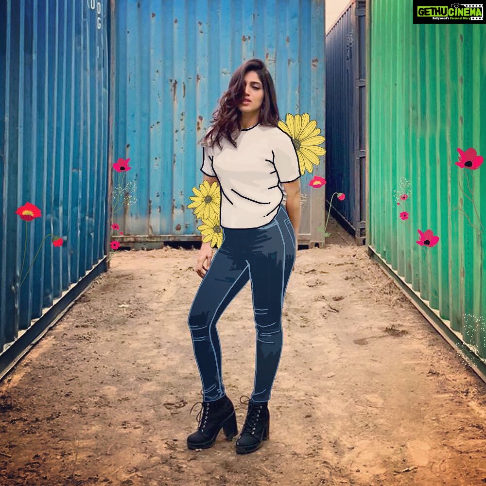 Bhumi Pednekar Instagram - Hanging ✌🏻 #hello #thursday #love #popart