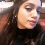 Bhumi Pednekar Instagram - Just hanging ✌🏻 #hello #saturday #love