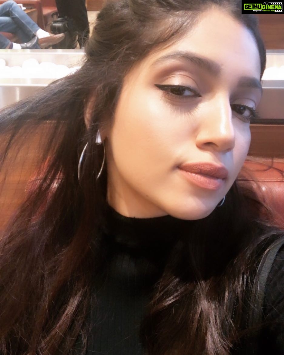 Bhumi Pednekar Instagram - Just hanging ✌🏻 #hello #saturday #love