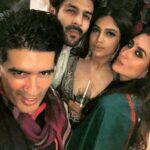 Bhumi Pednekar Instagram - Last night ❤️ #kareenakapoorkhan @manishmalhotra05 thank you for the picture 😘 and @kartikaaryan for being a poser 😂 ❣ #happydiwali