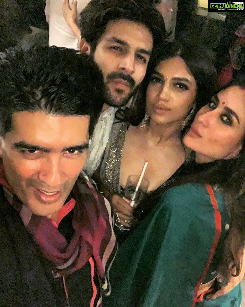 Bhumi Pednekar Instagram - Last night ❤️ #kareenakapoorkhan @manishmalhotra05 thank you for the picture 😘 and @kartikaaryan for being a poser 😂 ❣ #happydiwali
