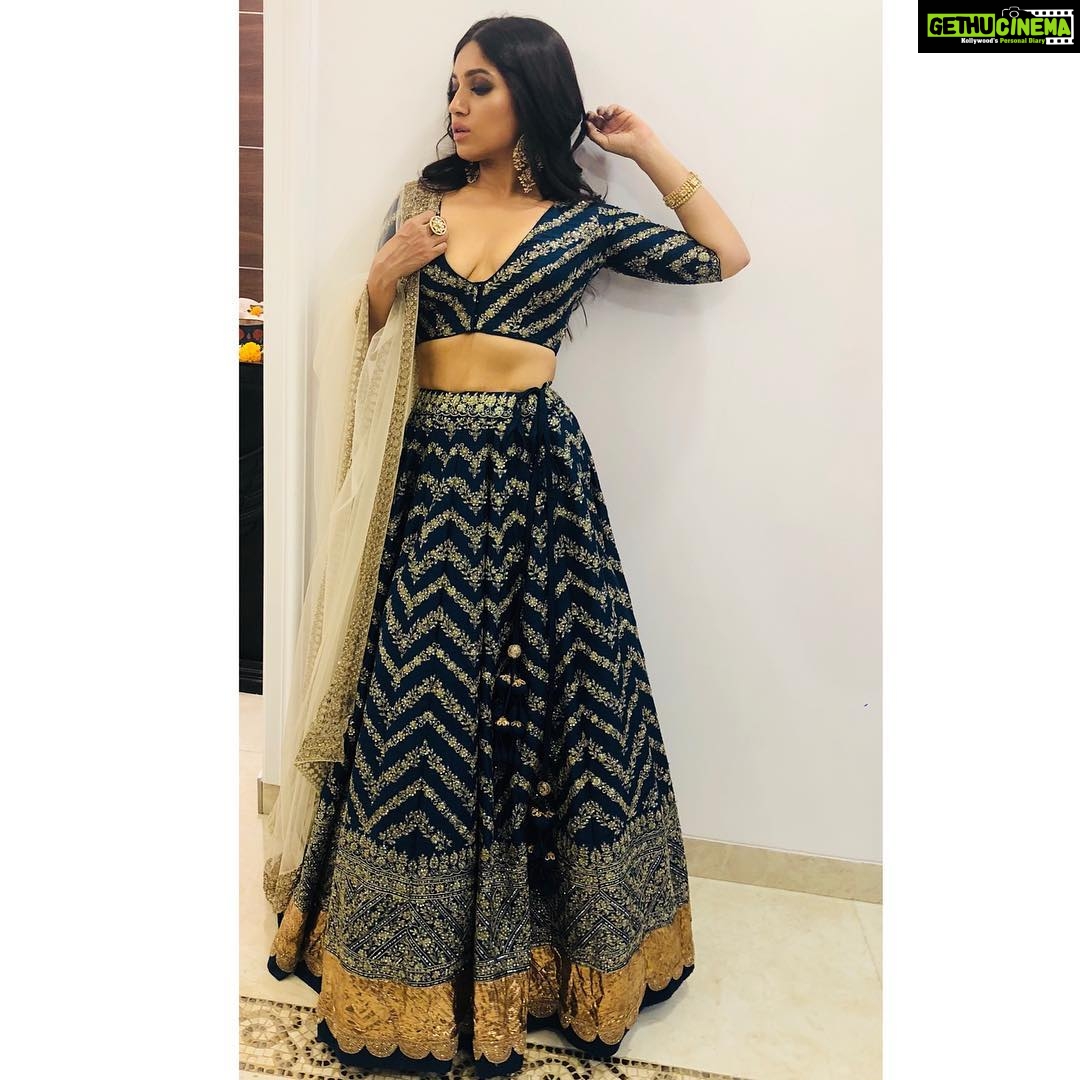 Bhumi Pednekar Instagram - Diwali ready in @jayantireddylabel ❤️ Styled by @sukritigrover Assisted by @piasinha @sanakhan.z Makeup @sonicsmakeup 😘 Hair @nivatesurekha #happydiwali2018 #dressedup