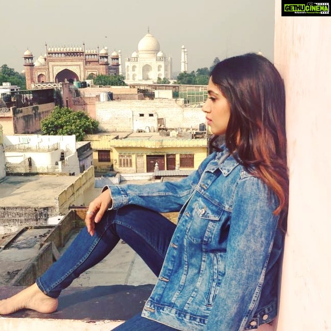 Bhumi Pednekar Instagram - Taj aur main ❤️ #shootdiaries #agra #dollykittyaurwohchamaktesitare 📷 @hairstories_byseema