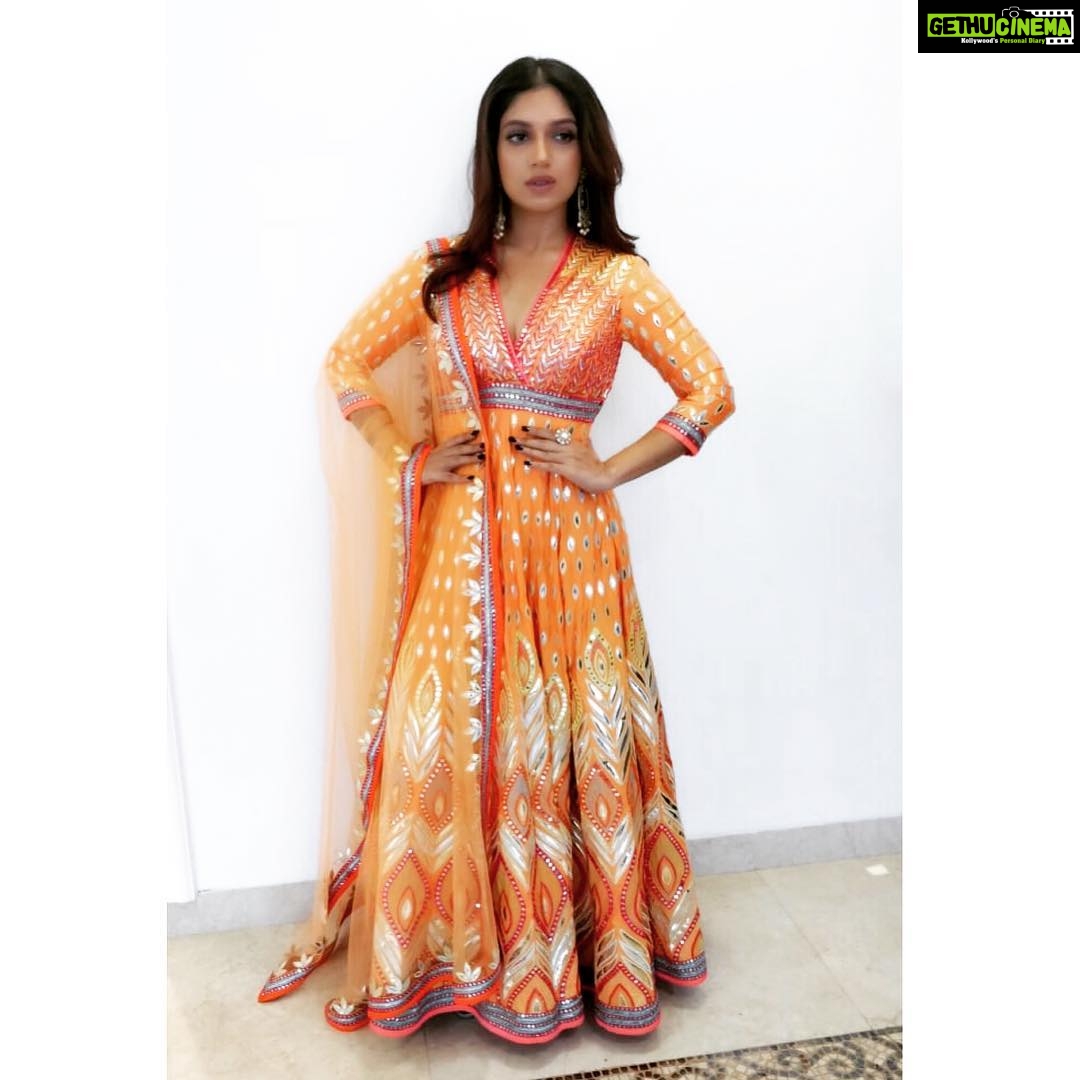 Bhumi Pednekar Instagram - Orange isn’t the new black but If it looks like this..I love it 😍 @abujanisandeepkhosla #deviawardsmumbai @newindianexpress #wednesday #night #love #orange #hello
