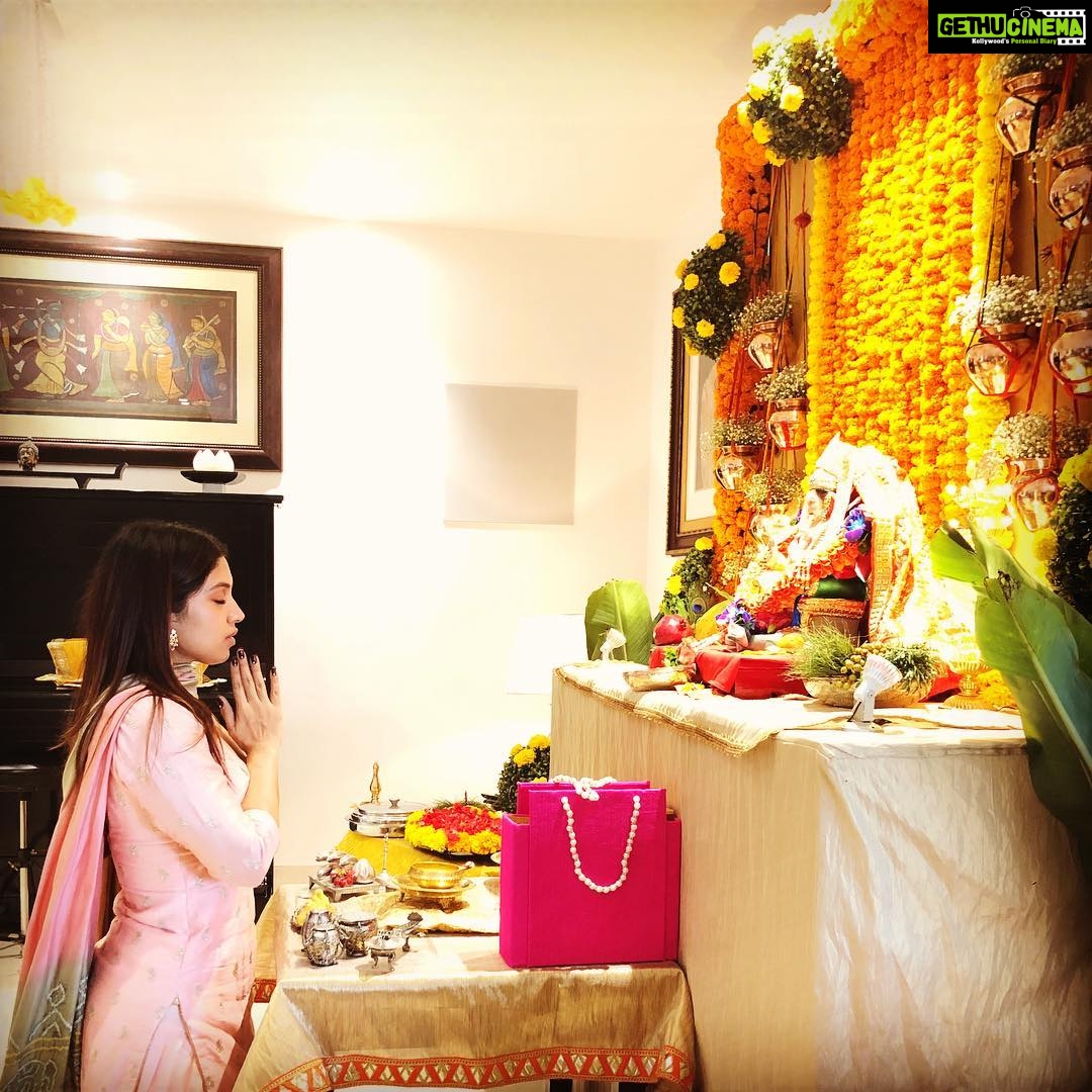 Bhumi Pednekar Instagram - At times I get so overwhelmed with your presence I get teary eyed.I promise to be kind,strong and generous :) Happy Ganesh Chaturthi ❤️