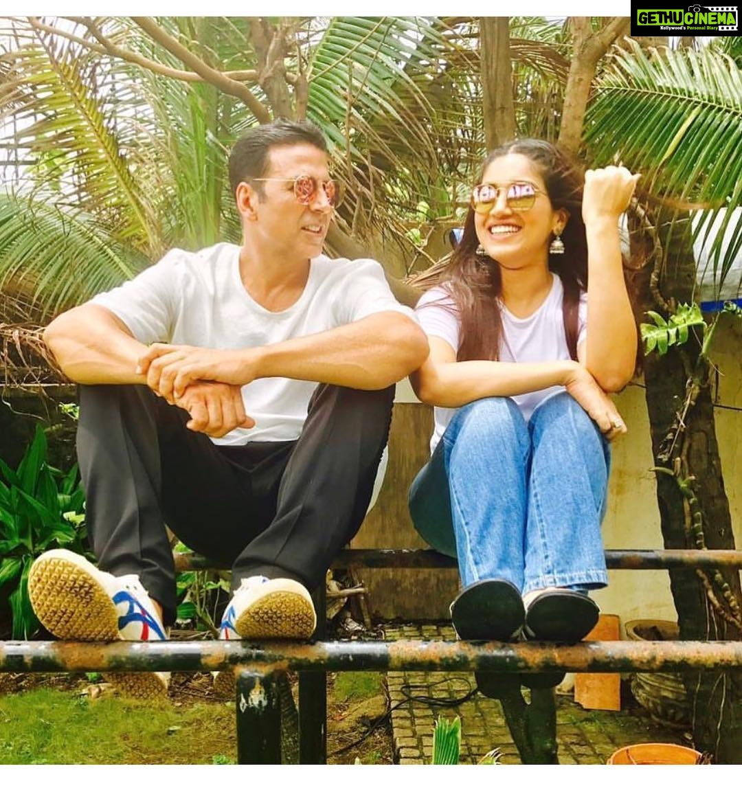 Bhumi Pednekar Instagram - Here’s wishing the man who is a great inspiration, a humanitarian, the kindest, nicest & happiest @akshaykumar sir, a very Happy birthday. May this year be full of all things amazing, tons of success and love #HappyBirthdayAkshayKumar
