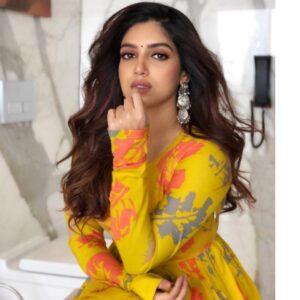 Bhumi Pednekar Instagram - Hi..happy Monday you guys ❤️ @raisin.global Makeup @sonicsmakeup Hair and 📷 @amitthakur_hair Styled by @sukritigrover Fam team @hmehta75 @crastosuzan #upi #love #hello #monday #morning