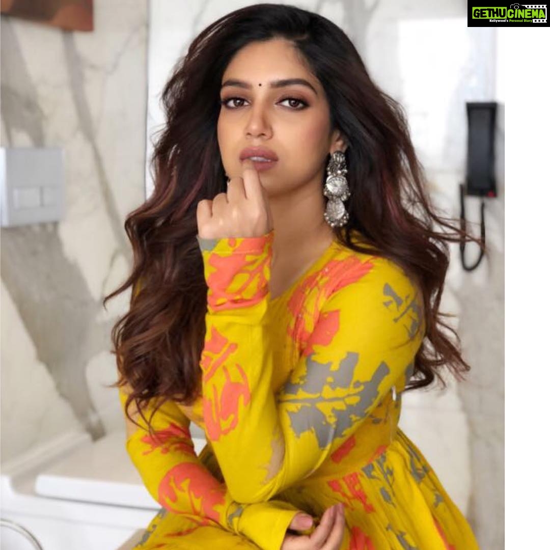 Bhumi Pednekar Instagram - Hi..happy Monday you guys ❤️ @raisin.global Makeup @sonicsmakeup Hair and 📷 @amitthakur_hair Styled by @sukritigrover Fam team @hmehta75 @crastosuzan #upi #love #hello #monday #morning