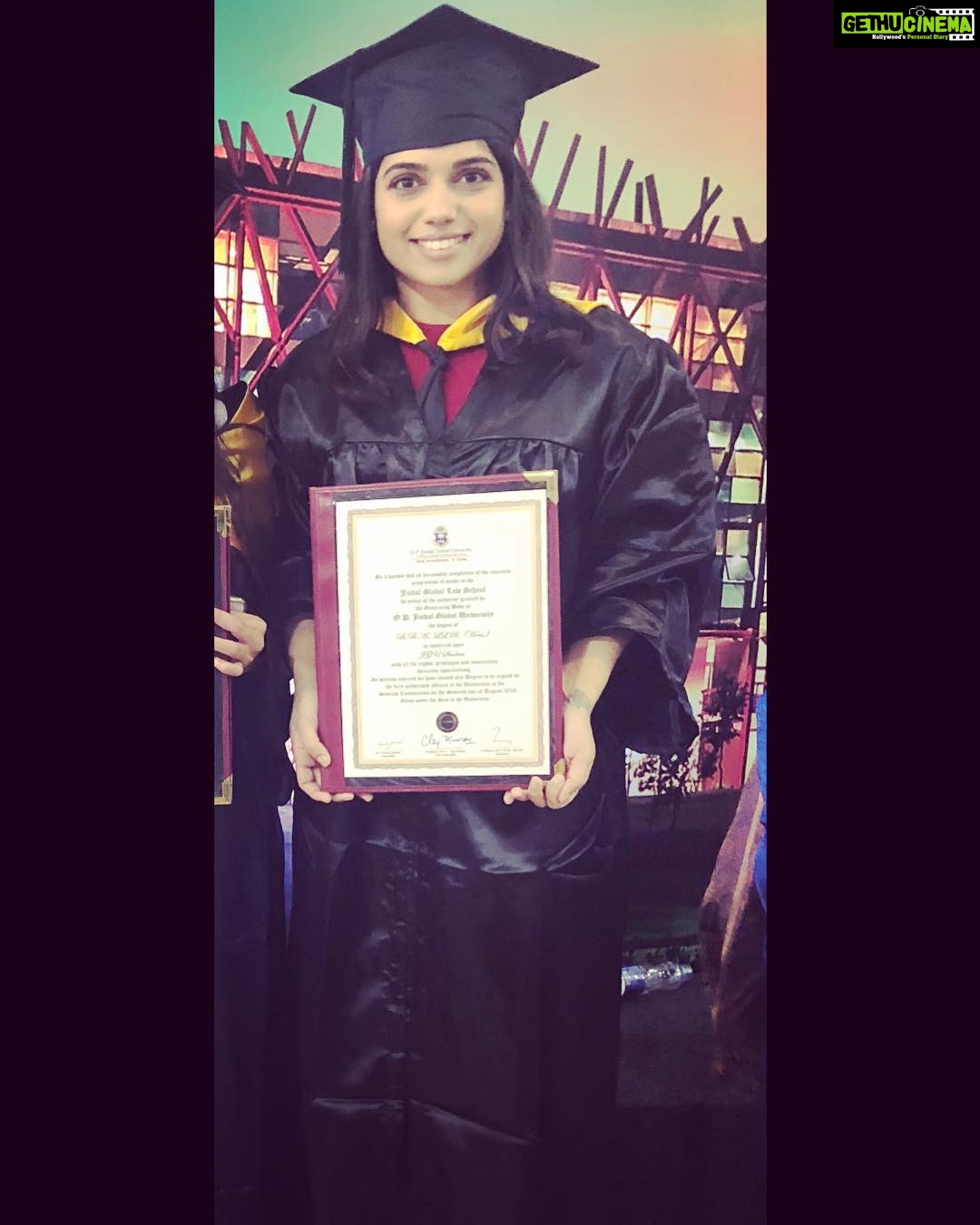 Bhumi Pednekar Instagram - 5 years of your hard work,dedication,love and tons of studies comes to end with you becoming a LAWYER. Youโve graduated @samikshapednekar .So proud of you ๐๐ป First day of your new life.Congratulations samu ๐