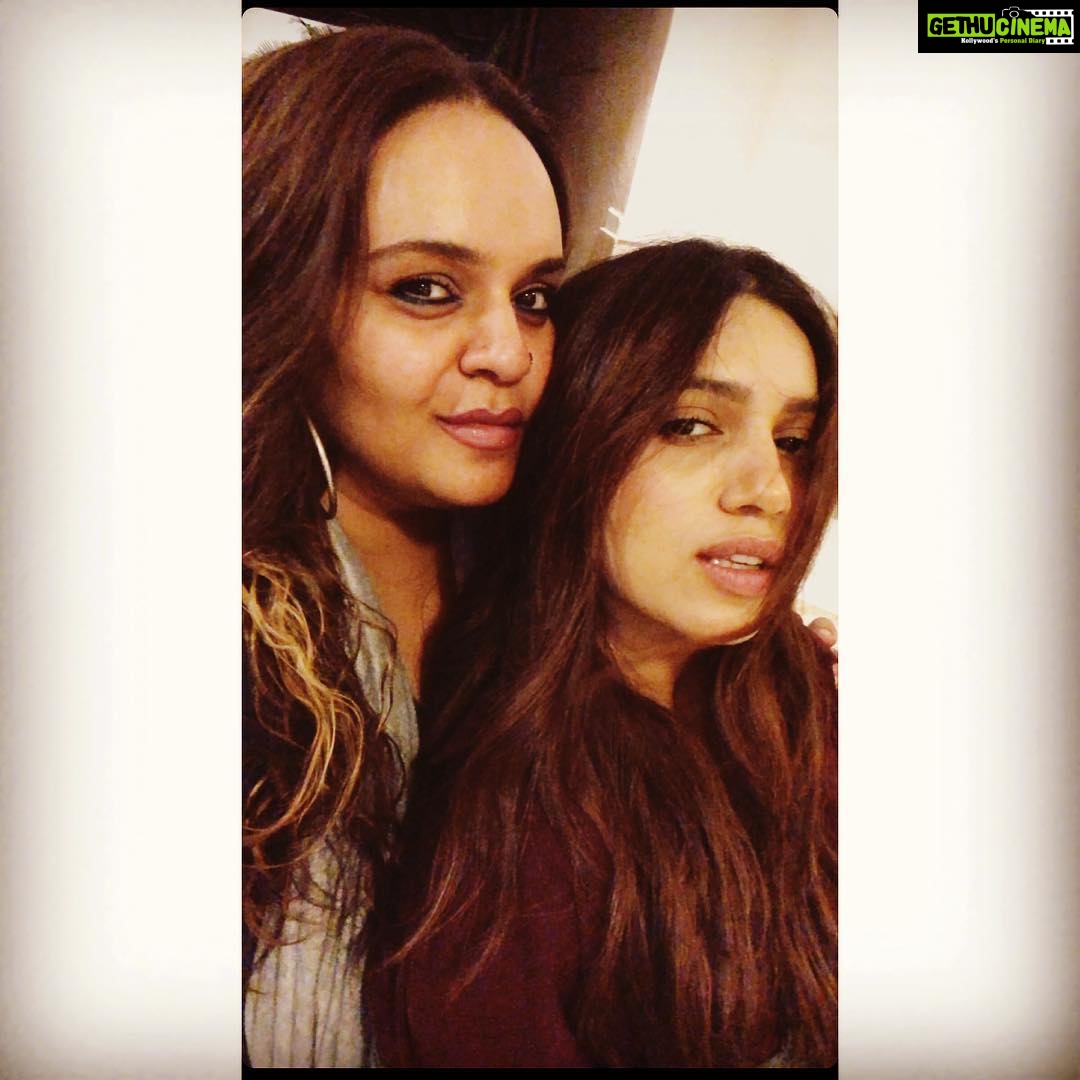 Bhumi Pednekar Instagram - Hello my forever and the best moment capturer 😜 @shanoosharmarahihai ❤️ #sister #mytribe #unconditionallove
