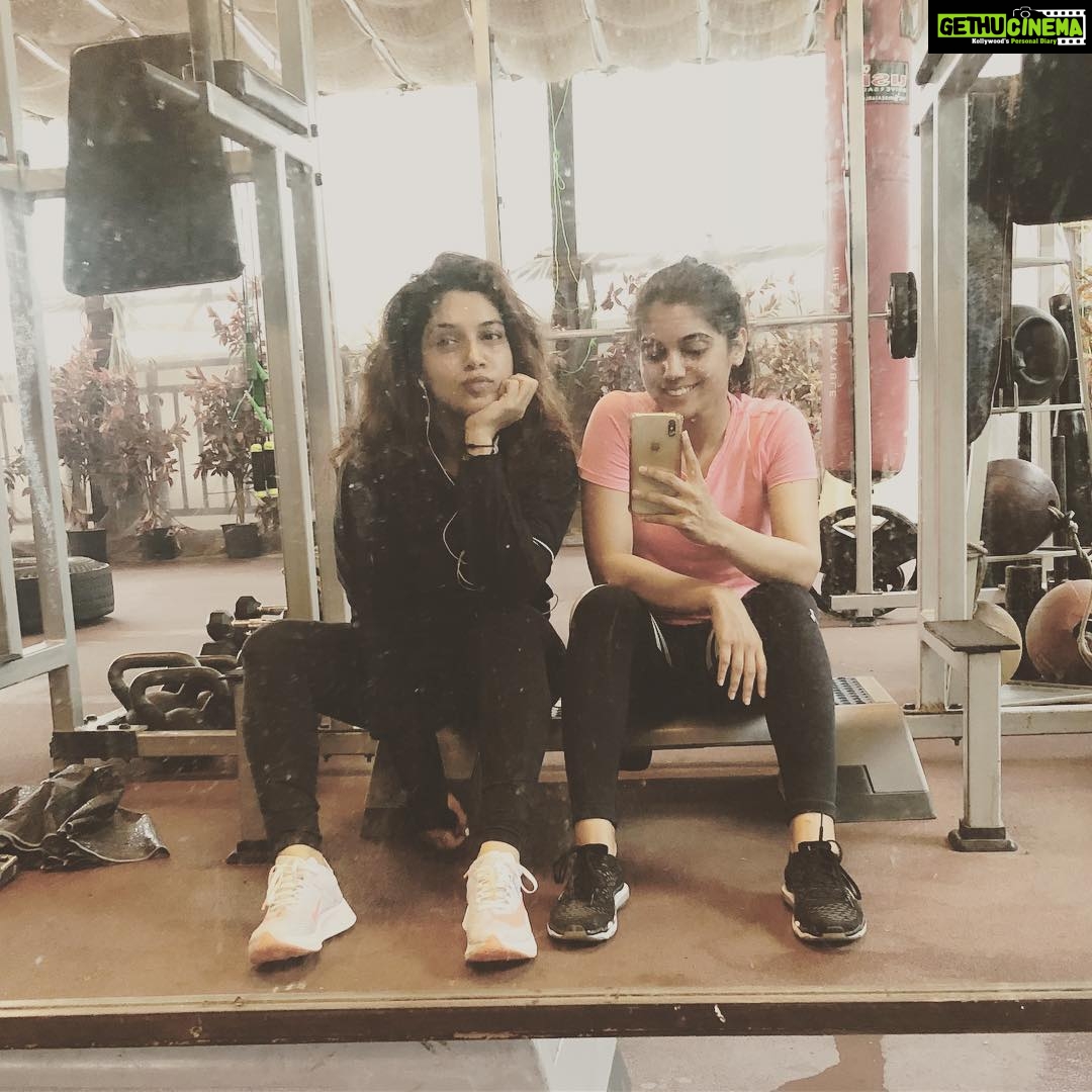 Bhumi Pednekar Instagram - ✌🏻 @samikshapednekar