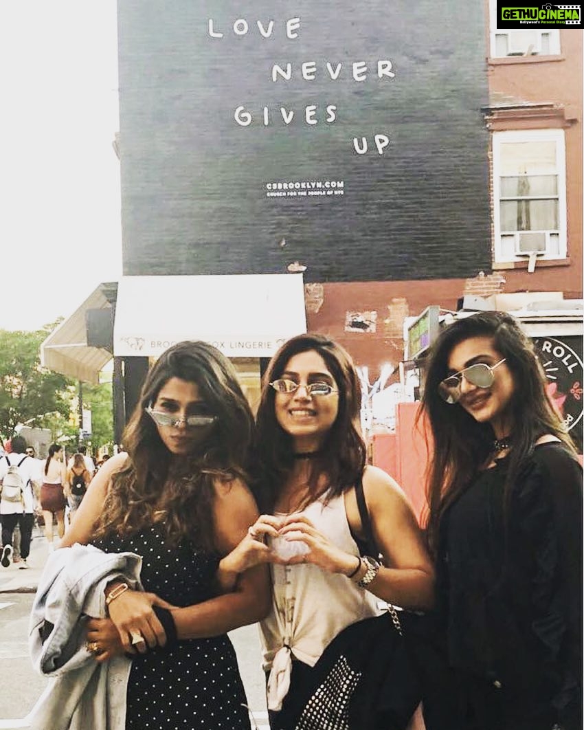 Bhumi Pednekar Instagram - Love never gives up ❤️ #thursday #love #takemeback #wisdom #happyface #girls