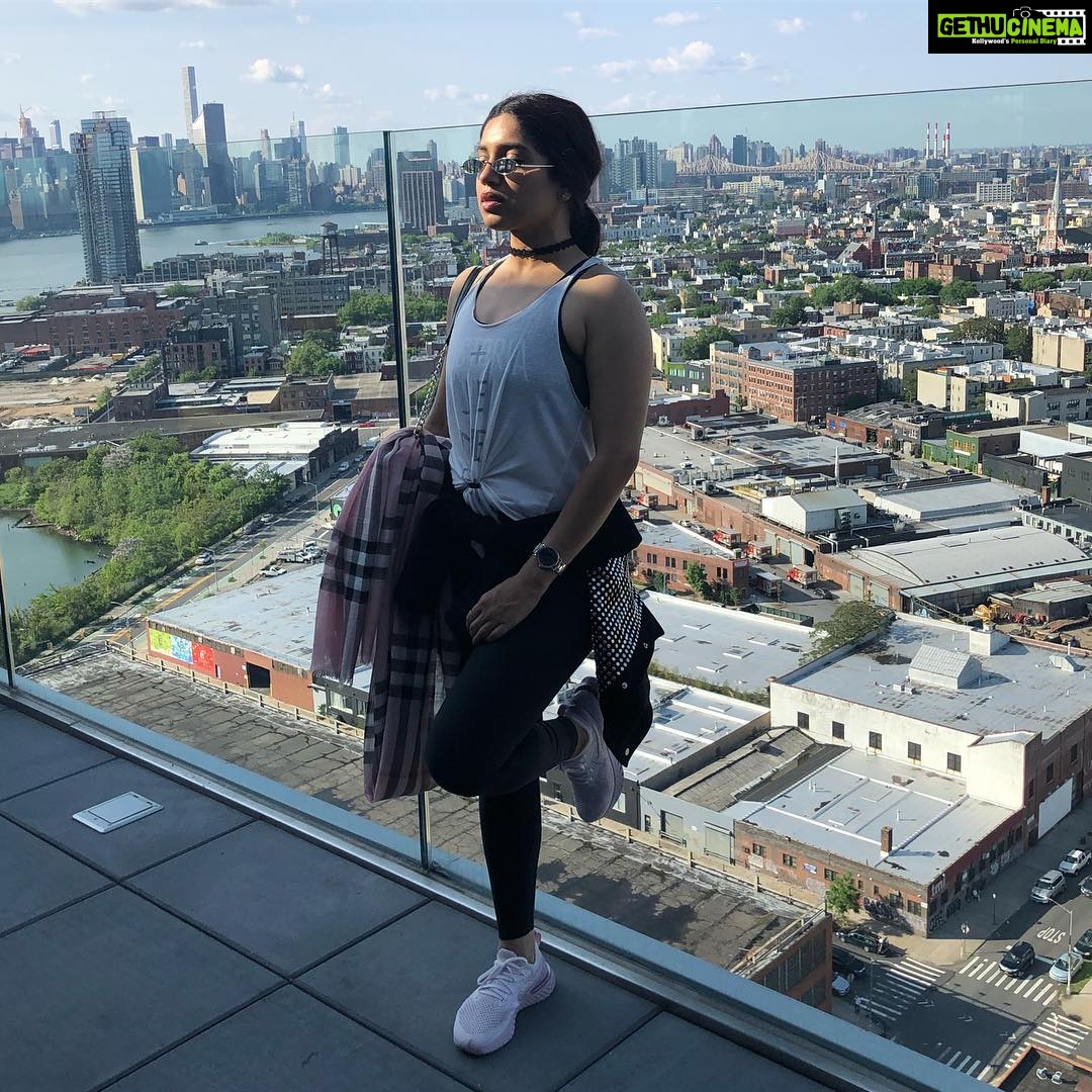 Bhumi Pednekar Instagram - Hello Sunday ❤️ #nyc #uphigh #sunday #hello #morning #love #spotthetourist The William Vale