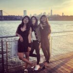 Bhumi Pednekar Instagram - Posing together since 2007 ✌🏻 #nyc #spotthetourist #williamsburg #girls #BPtravels @shettynisha @shermeenk620 Williamsburg