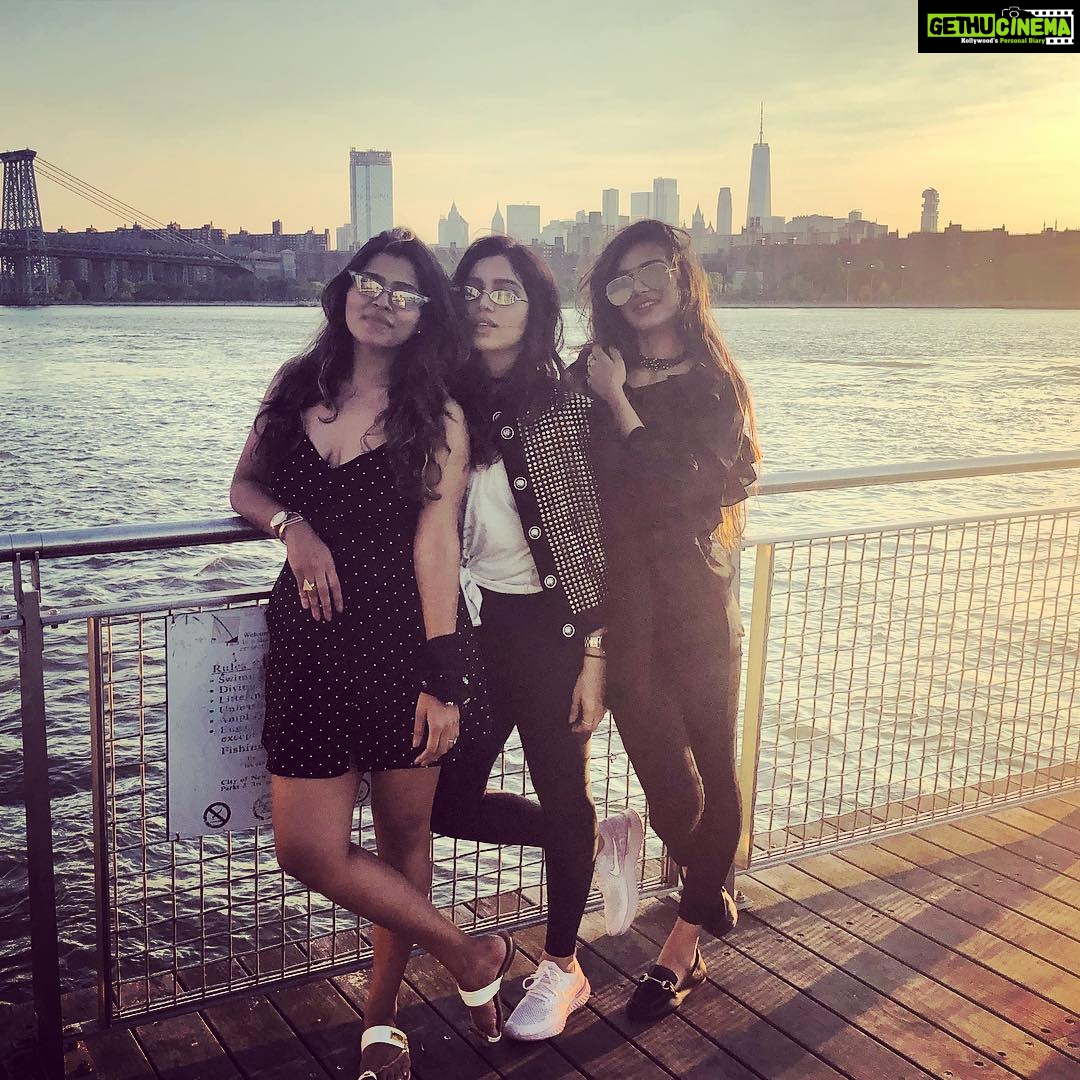 Bhumi Pednekar Instagram - Posing together since 2007 ✌🏻 #nyc #spotthetourist #williamsburg #girls #BPtravels @shettynisha @shermeenk620 Williamsburg