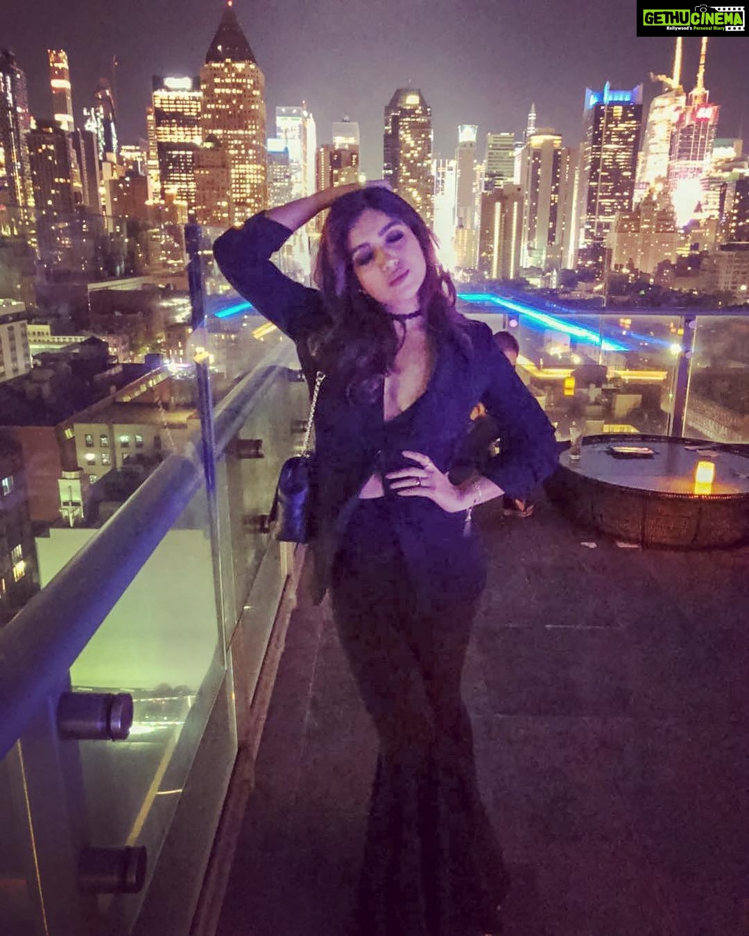 Bhumi Pednekar Instagram - One of a kind 👑 #nyc #spotthetourist #traveldiaries #rooftop #BPtravels
