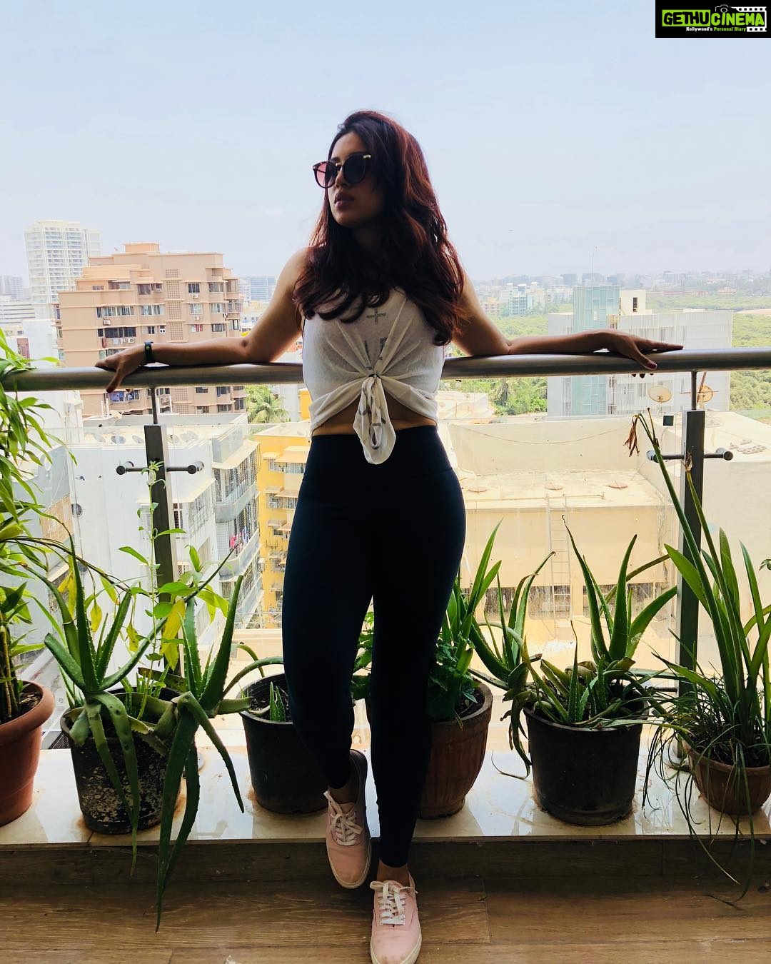 Bhumi Pednekar Instagram - Ok Monday,letโs do this ๐๐ป #monday #morning #hello #love #mood