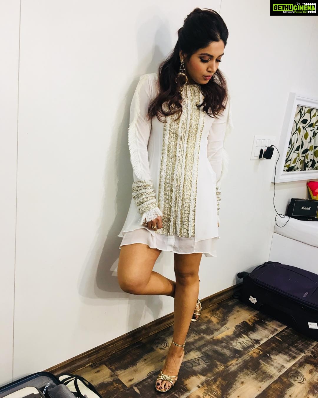 Bhumi Pednekar Instagram - Amazing day ❤️ Styled by: @sukritigrover Makeup by: @meherakolahofficial hair by: @hot.hair.balloon @divadivine_mumbai #fun#love#entertainmentkiraat#thursday#pretty
