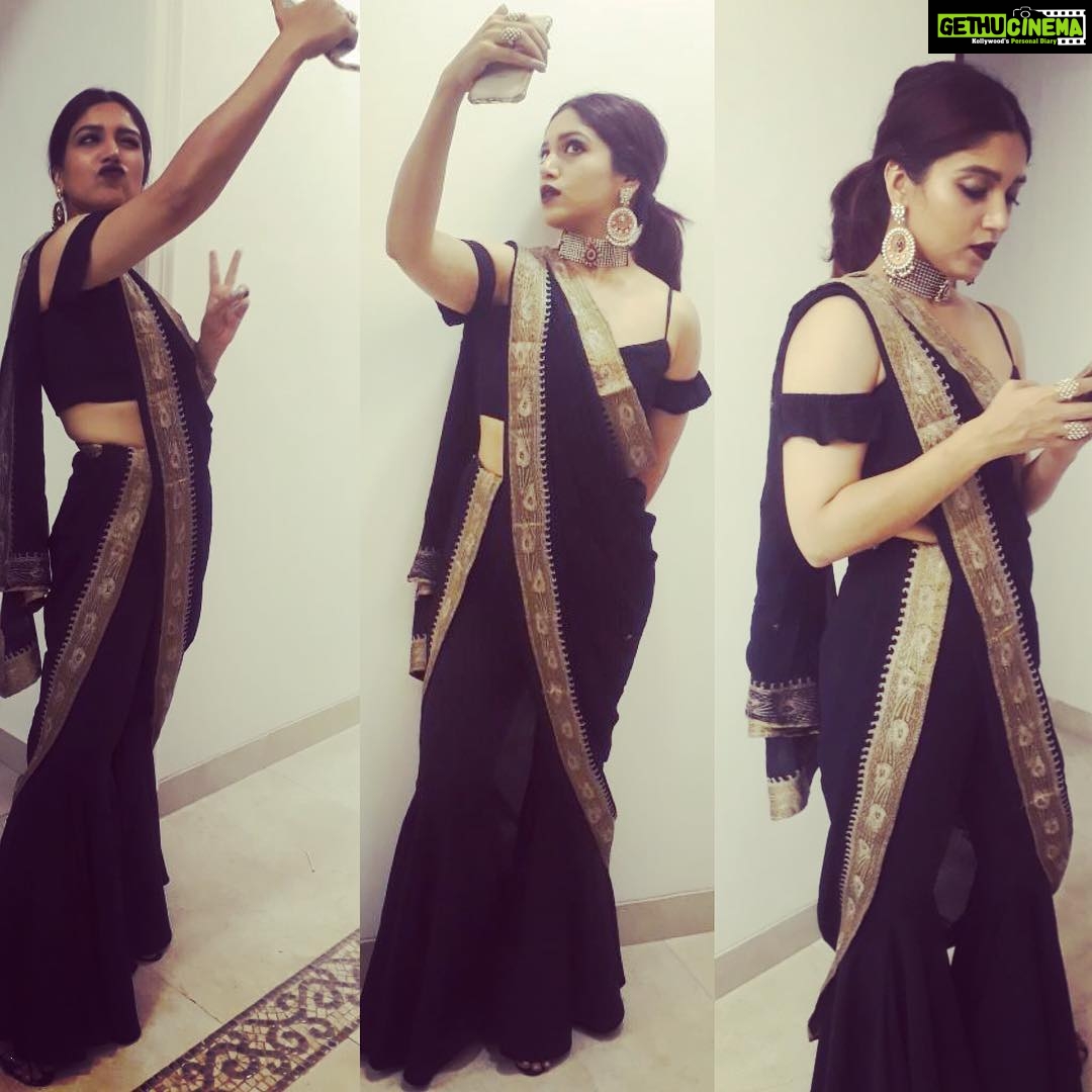 Bhumi Pednekar Instagram - The work that goes into taking that selfie 😅 Try 1..Try 2..ok I will live with whatever I have clicked 😐😂 #whileiwait #thursday #morning #fun #hello #nikkugetsmarried