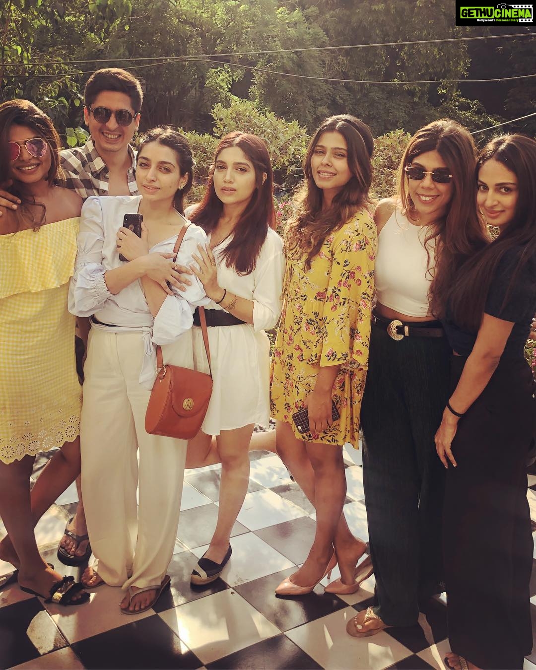 Bhumi Pednekar Instagram - Sunshine and Happiness 💕 #sunday #afternoons #love #mytribe #feels @nidhishetty88 @prianka.l @shettynisha @rubina.bajwa @dimplebelani @ankitnarang