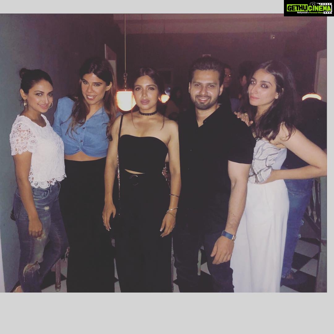 Bhumi Pednekar Instagram - Happy Shiney people 😁 #mytribe #feels #saturdaynight #hello #love #family @rubina.bajwa @dimplebelani @mihirlath @prianka.l