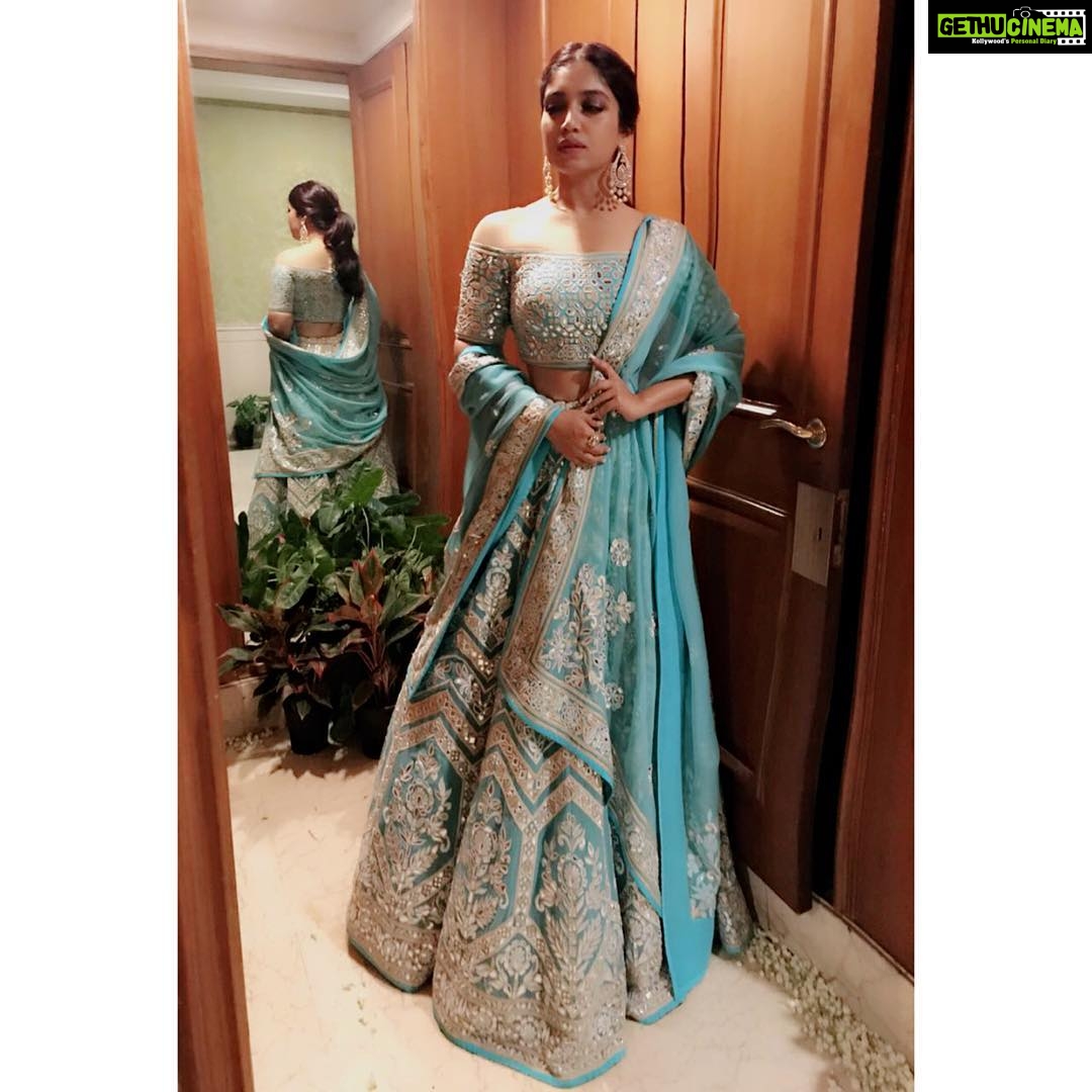 Bhumi Pednekar Instagram - I love it π Last night wearing @abujanisandeepkhosla β€οΈ π Jewellery @anmoljewellers Styled by @aasthasharma ,Assisted by @aditiagrawal12 β€οΈ Makeup @sonicsmakeup π Hair @poonam.solanki.522 #saudaminisiddharth #abujanisandeepkhosla #Morning #Sunday #Poser