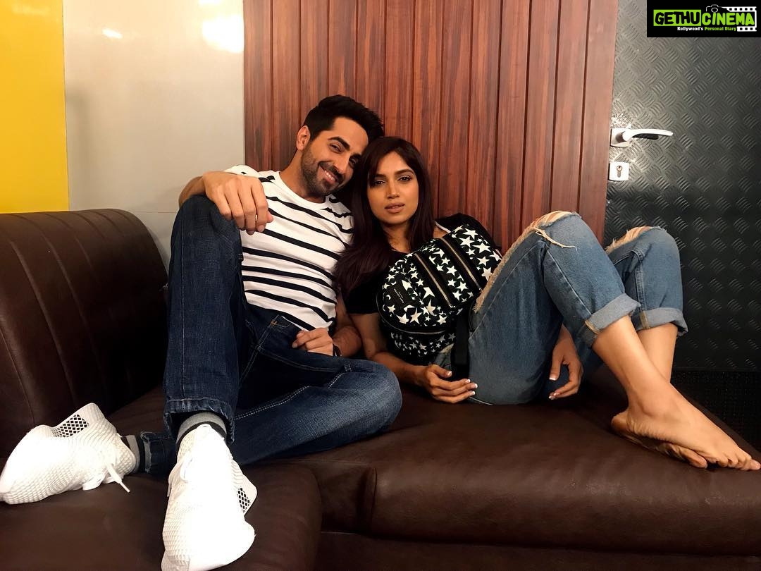 Bhumi Pednekar Instagram - Hello favourite 🤓 We always manage that one moment of happy between all the crazy 🌈 @ayushmannk ❤️ #AKaurBP #StayTuned #reunited #posers #Shootlife #AdShoot #saturday #bros #friendslikefamily