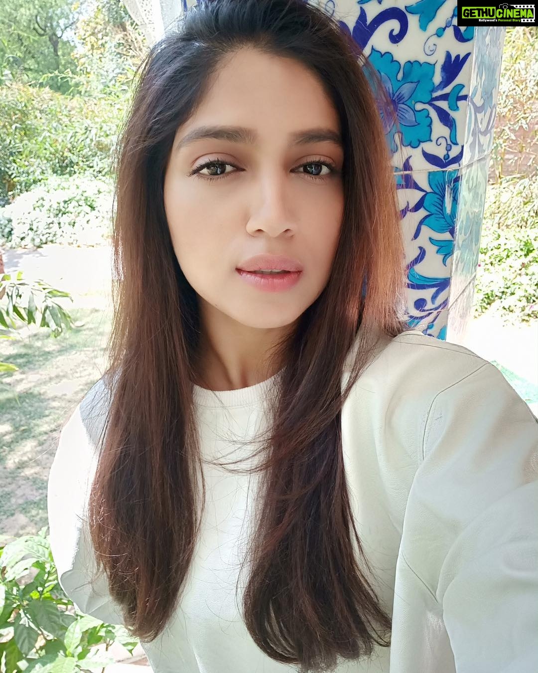 Bhumi Pednekar Instagram - Hello Sunday ✌🏻 #sunday #love #summer #morning #poser #sonchiriya