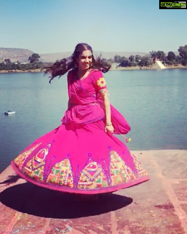 Bhumi Pednekar Instagram - Wishing you all a very happy holi 🌈 Be safe,dont use toxic colours,don’t waste water and don’t trouble animals around a you.Sending you all love and happiness 😘❤️ #throwback #HappyHoli #LathMaar #tepk #ToiletEkPremKatha #GoriTuLathMaar