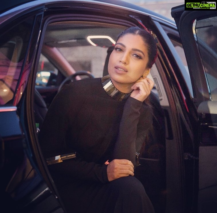 Bhumi Pednekar Instagram - Stepping In or Stepping Out ? Poser for life ✌🏻🌈🖤 #tuesday #evenings #love #winter #black #musing #happiness #berlin #tb