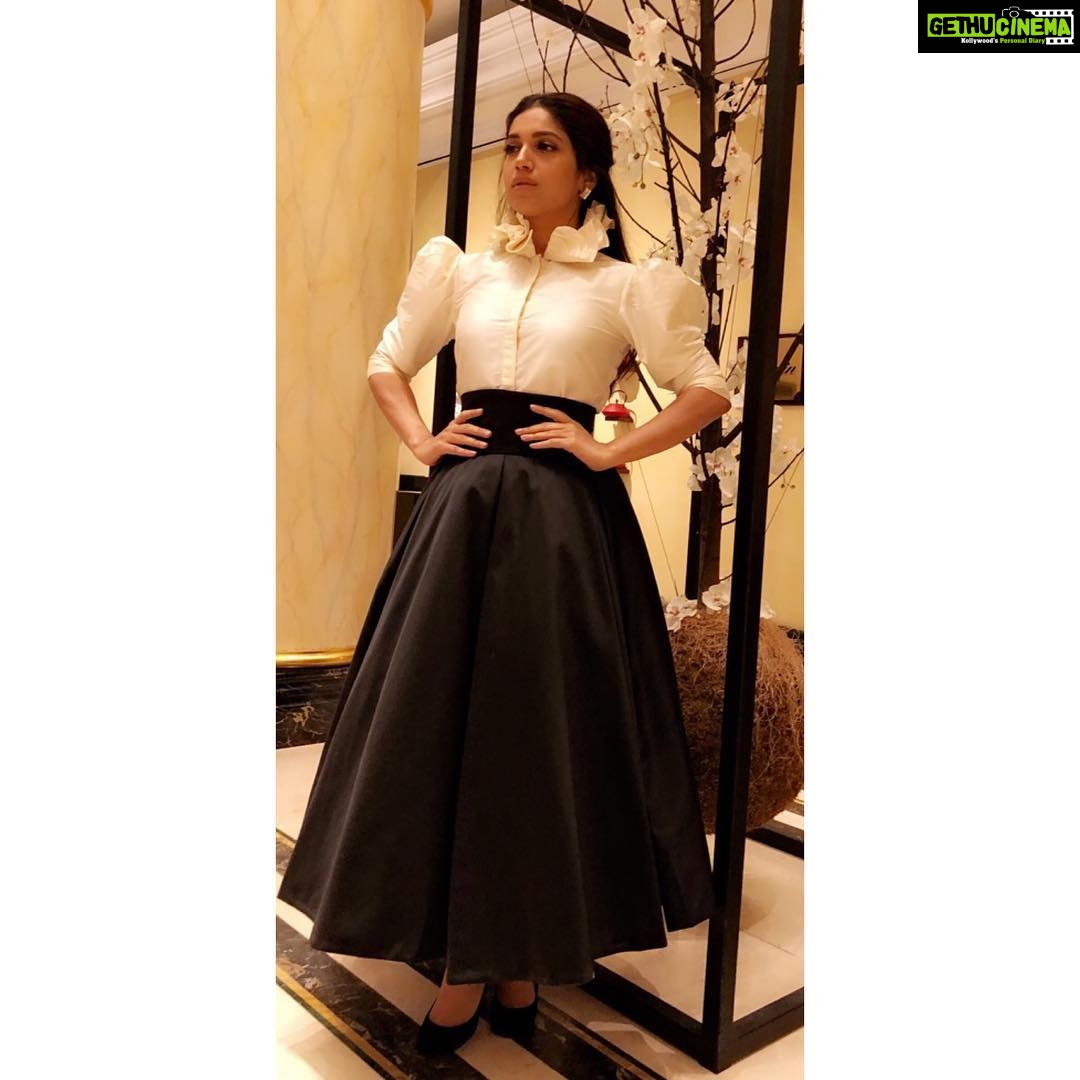 Bhumi Pednekar Instagram - Peace and Power Black and White @abujanisandeepkhosla 🖤❤️🖤 @berlinale #berlinale #CiiDelegation #cinema #love #sundays #berlinlove #berlin #morning #berlinale2018 #ajsk #abujanisandeepkhosla The Ritz-Carlton, Berlin