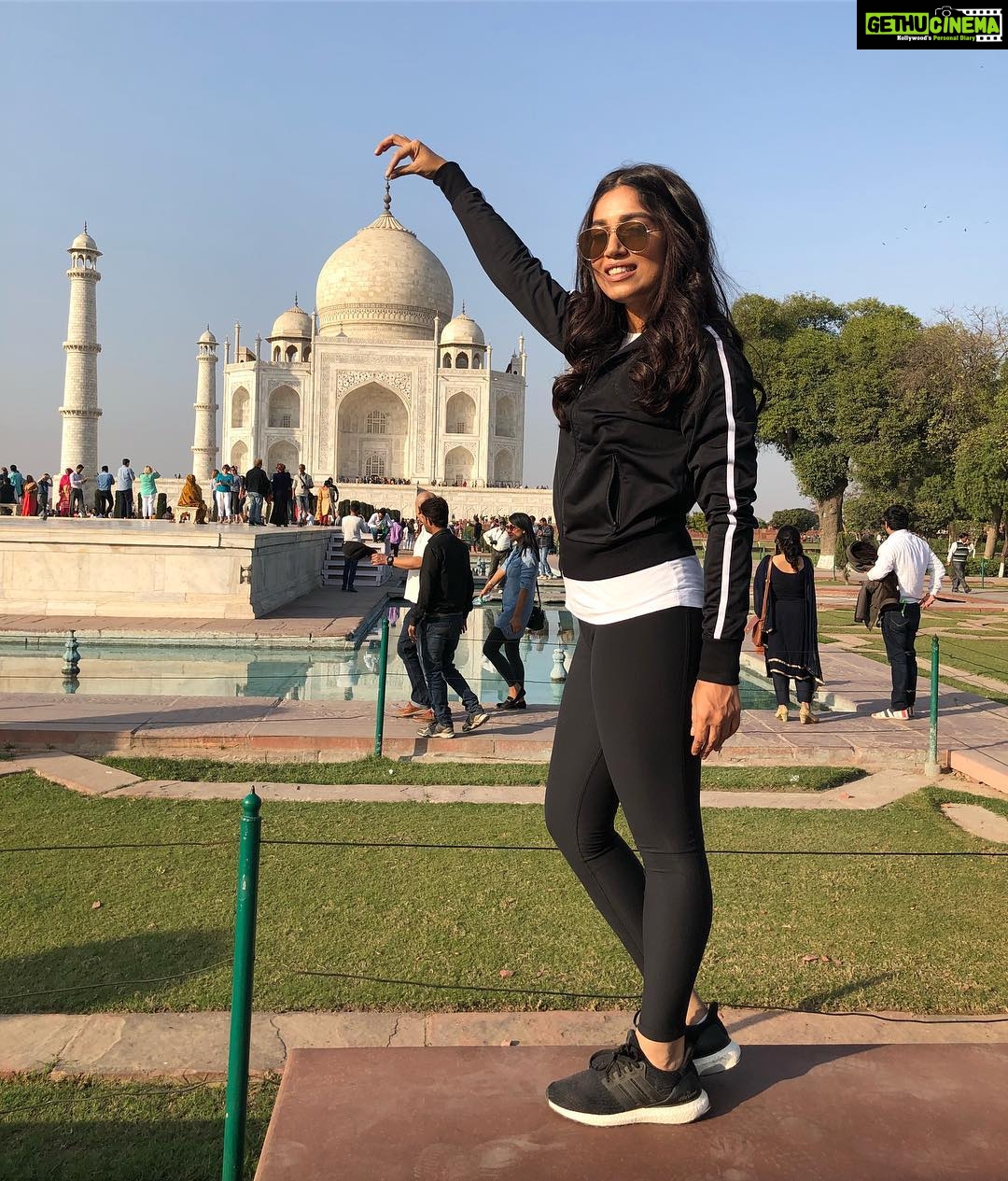 Bhumi Pednekar Instagram - Cause certain poses are just important to do 🙃. #wahtaj #tajmahal #teamBP #agra #sonchiriya #thursday #clichèenough