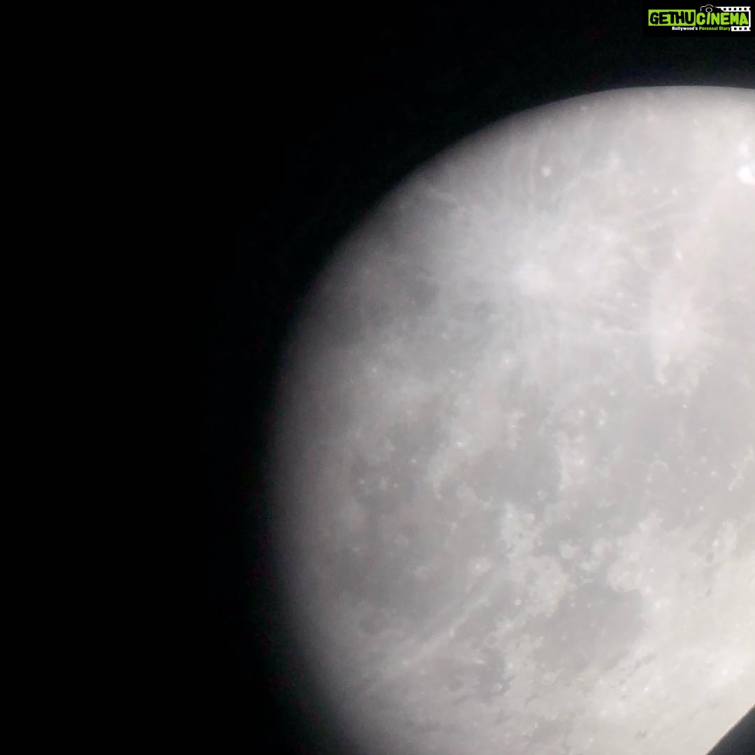 Bhumi Pednekar Instagram - Time literally stopped..One of the most beautiful experiences ever @sushantsinghrajput ,you crazy star gazer,you and your super fancy telescope are just π₯ππ» We were literally over the moon #superbluebloodmoon #moongazing #sonchiriya