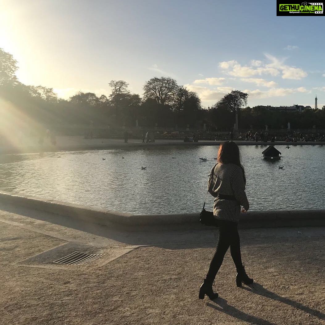 Bhumi Pednekar Instagram - 🌗 #tuesdays #eveningstroll #walkingaway #love #picoftheday