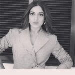 Bhumi Pednekar Instagram - Good morning peeps 🙏🏻 #Poser #thursday #blackandwhite #love #potrait #justforfun