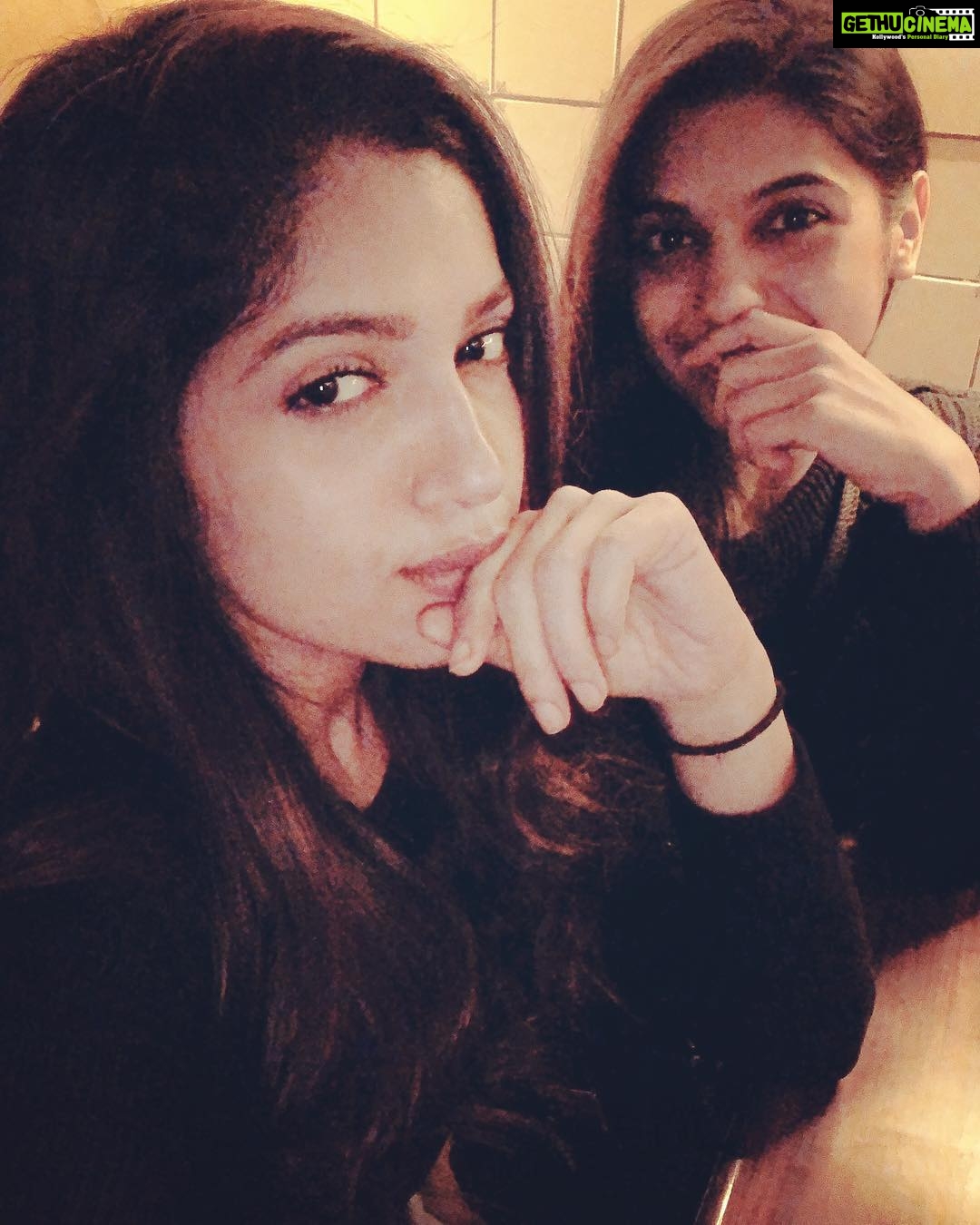 Bhumi Pednekar Instagram - Can’t do without you but what to do with you @samikshapednekar 😘 #Sister #SisterFromTheSameMister #MyTribe #AllMine #LaFamilia #PednekarGirls #CoolestOfThemAll #HappyGirlsAreThePrettiest #Family #Goodmorning #Sunday